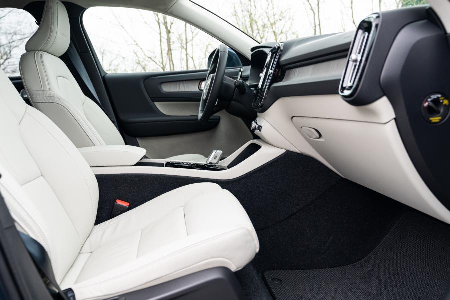 Интерьер Volvo XC40 T5 Plug-in Hybrid Inscription 2020 года  (WW) (фото 20 из 44)